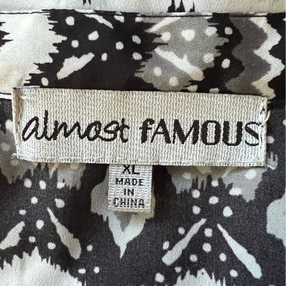 Almost Famous Black Geometric Print Belted Tribal Boho‎ Blouse Sz. XL Juniors - Picture 12 of 14